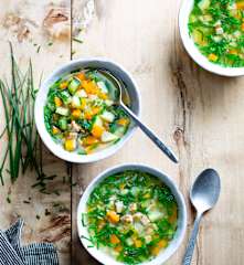 Bouillon aux légumes, crozets et herbes