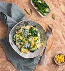 Sałatka ziemniaczano-brokułowa z kukurydzą i szczypiorkiem