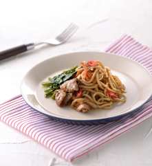 Noodles con agnello e verdure