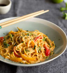 Tajski makaron curry z warzywami