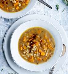 Soupe de lentilles aux pâtes et à la patate douce