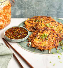 Crêpes au kimchi et aux légumes