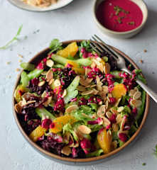 Ensalada de hojas verdes con aderezo de yogur y betarraga
