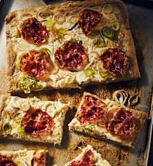 Sauerteigpizza mit Porree und Coppa