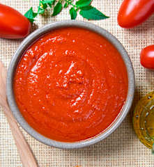 Klasyczny włoski przecier pomidorowy (passata)