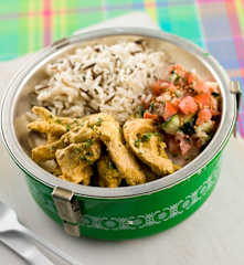 Frango com arroz selvagem e salada de pepino e tomate