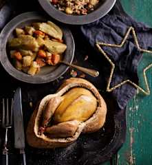 Fraca em crosta de farinha e sal com legumes