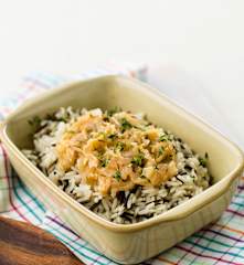 Arroz selvagem com couve e cebola caramelizadas