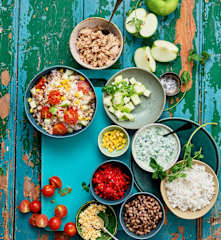 Salada de arroz e atum com molho de iogurte
