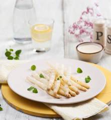 Białe szparagi z jogurtowym sosem à la holenderskim