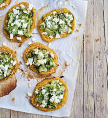 Piza naan de batata-doce com brócolos e queijo feta
