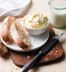 Mantequilla y suero de leche