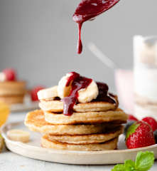 Tortitas de avena y queso con salsa de frutos rojos