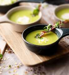 Soupe aux pois avec crème fraîche et jambon croustillant