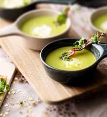 Soupe aux petits pois avec crème fraîche et jambon croustillant