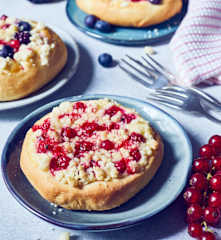Streuseltaler mit Johannisbeer-Quark-Füllung