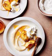 Nectarinas con crema pastelera y nata