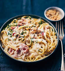 One pot pasta pancetta, crème, noix, ciboulette