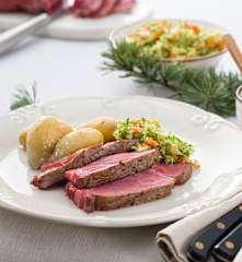 Chuletón con papas, mojo picón y coleslaw de brócoli y mango