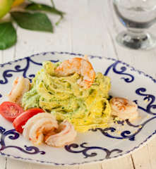 Tagliatelle di mais e riso con gamberi e pesto di zucchine (senza glutine)