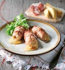 Involtini di pancetta, pollo e scamorza