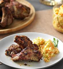 Costillas de cerdo fritas con ensalada coleslaw