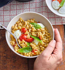 One pot coquillettes complètes, tomates cerise, mozzarella et pesto