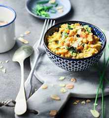 Dahl de lentilles corail, carottes, pois chiches et épinards
