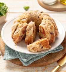 Knödelgugelhupf mit Schinken, Tomaten und Oliven