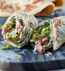 Bärlauch-Crêpes mit Frischkäsecreme und Eisbergsalat