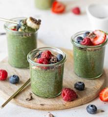 Chia puding s matchou a ovocem