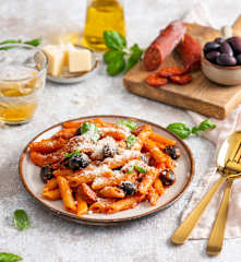 Makaron w sosie pomidorowym z chorizo i oliwkami