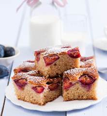 Jogurtowy placek ze śliwkami