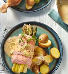 Spargel-Lachs-Päckchen mit Drillingen und Kerbelsauce