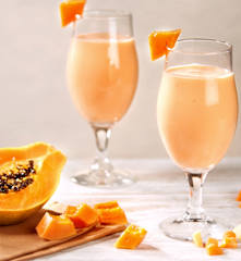 Smoothie allo yogurt e papaya
