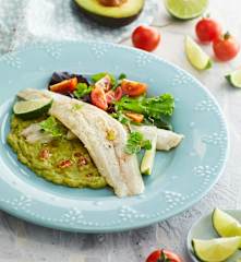 Spigola sottovuoto con crema di avocado e pomodorini