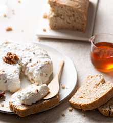 Queso cremoso con nueces y pan de suero