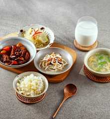 午餐（紫苏栗子焖鸭、火腿干丝、腐乳球生菜、小米饭和丝瓜蛋汤）