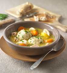 Kräftige Hühnersuppe mit Bröselknödel