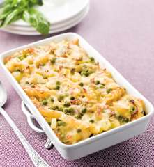 Massa com bacon, ervilhas e manjericão