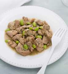 Pavo al ajillo con edamame