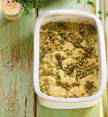 Gnocchi à romana com molho de ervilhas e espargos