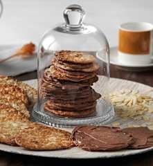 Pastas de nata cubiertas de chocolate