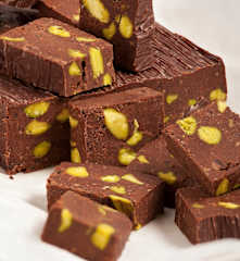 Fudge de chocolate e pistácios