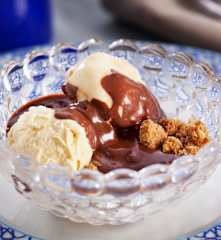 Crumble de noz com gelado de baunilha e molho de chocolate