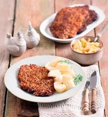 Kotlety schabowe w żytniej panierce, ziemniaki i duszona młoda kapusta