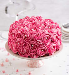 Różowy tort z kremem malinowym
