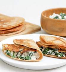 Crepes integrais recheados com ricota e espinafre