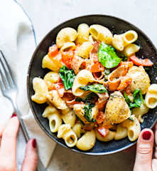 Pâtes au poulet, bacon, tomates et épinards