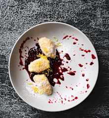 Tvarohovo-krupicové nočky s borůvkovým přelivem